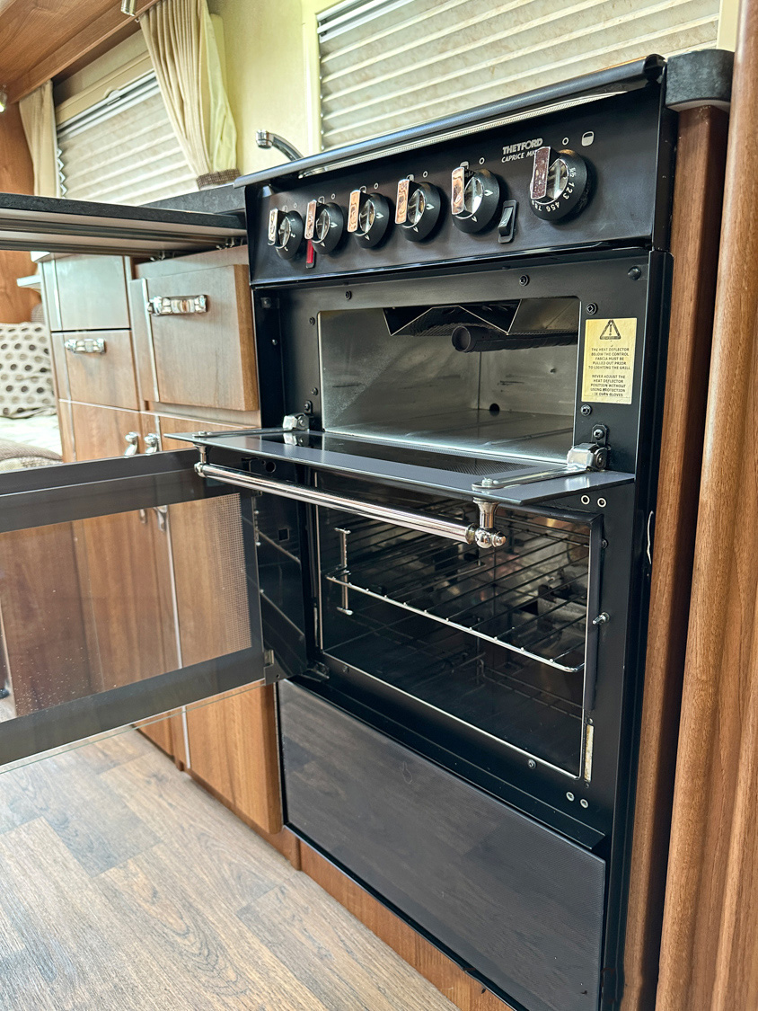 AUTO-SLEEPER BROADWAY